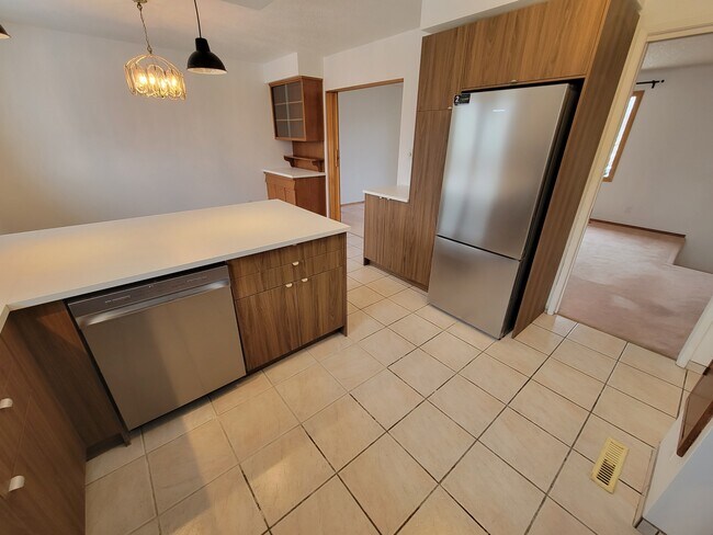 Photo du bâtiment - 11204-11248 48 Ave NW