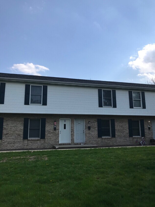 108 Circle Dr, Springfield, IL 62703 Townhome Rentals in Springfield