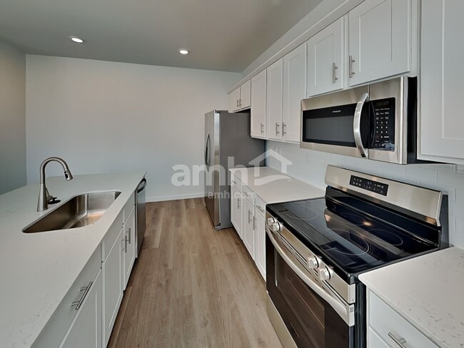 Building Photo - 9070 Henley Ave