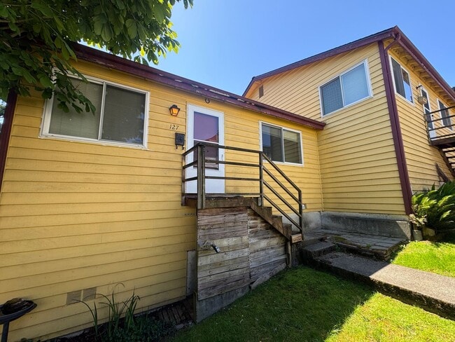 Building Photo - 129 27th Ave E