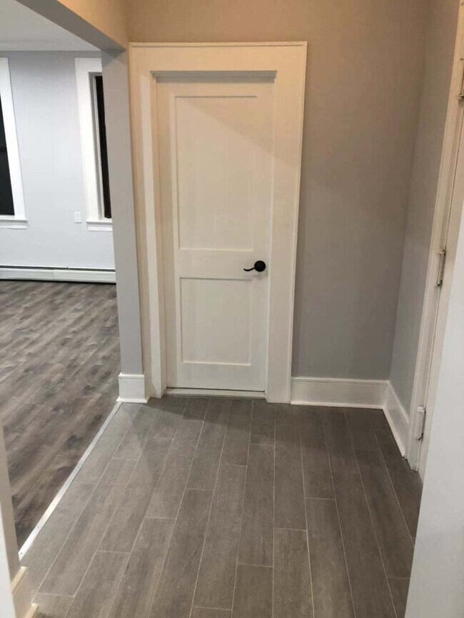 Building Photo - 553 Undercliff Ave