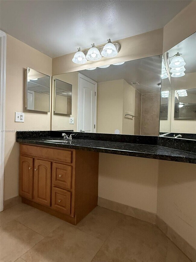 Foto del edificio - 2820 N Oakland Forest Dr