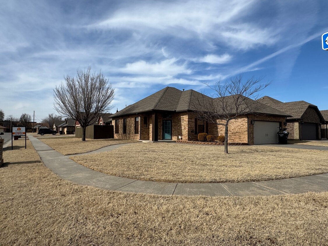 Primary Photo - Home for rent in Moore with 3 bedrooms + a...