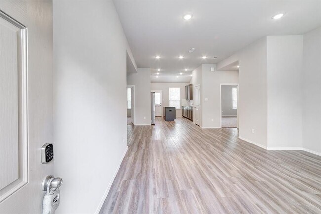 Building Photo - 5290 Pine Haven Ln