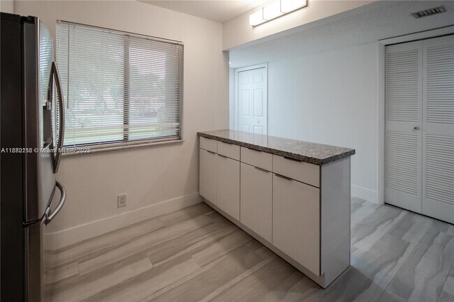 Foto del edificio - 16471 Blatt Blvd