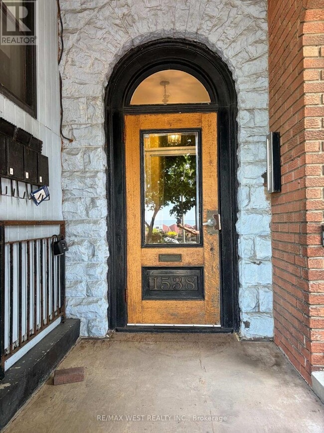 Building Photo - 1538 King St W