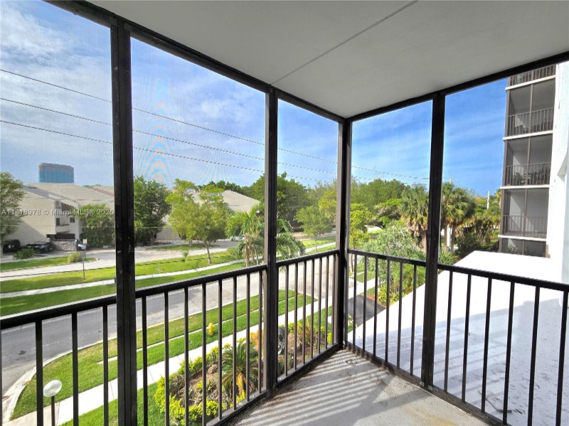 Foto principal - 2500 NE 135th St