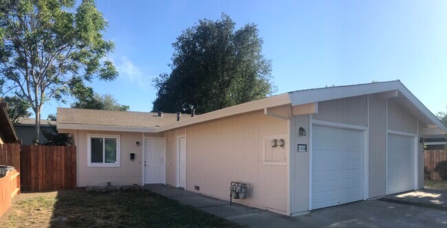 Foto del edificio - 1366 E Oak Ave