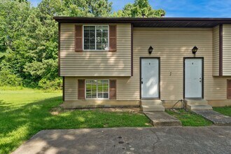 Building Photo - 2421 Camellia Dr