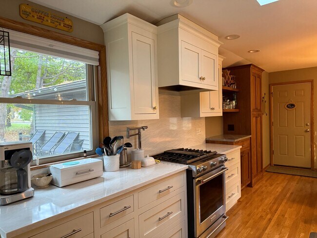 Foto del edificio - Beautiful 4-Bedroom, 2-Bathroom Home in Ed...