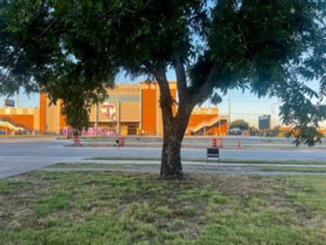 Foto del edificio - Large 3 2. Across the Street from Tarleton...
