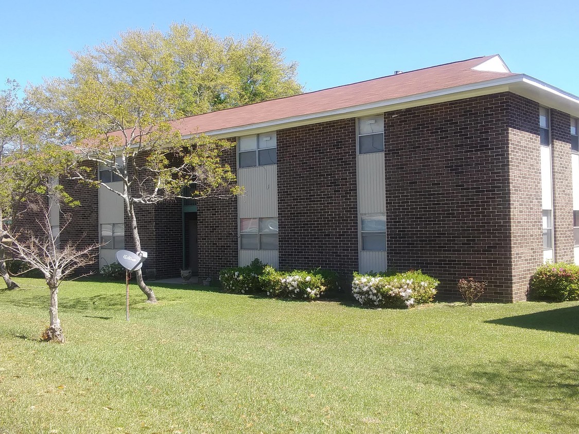 Primary Photo - Azalea Apartments