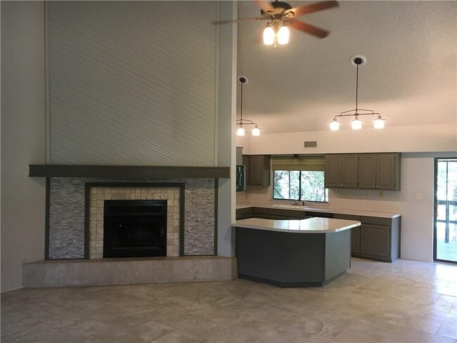 Building Photo - 708 Cowal Dr S