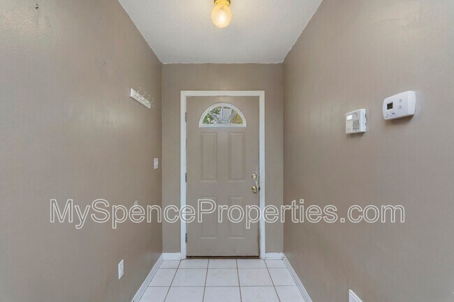 Building Photo - 14 Flora Cove