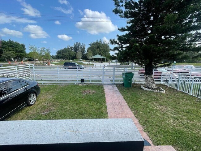 Foto del edificio - 1215 NW 99th St
