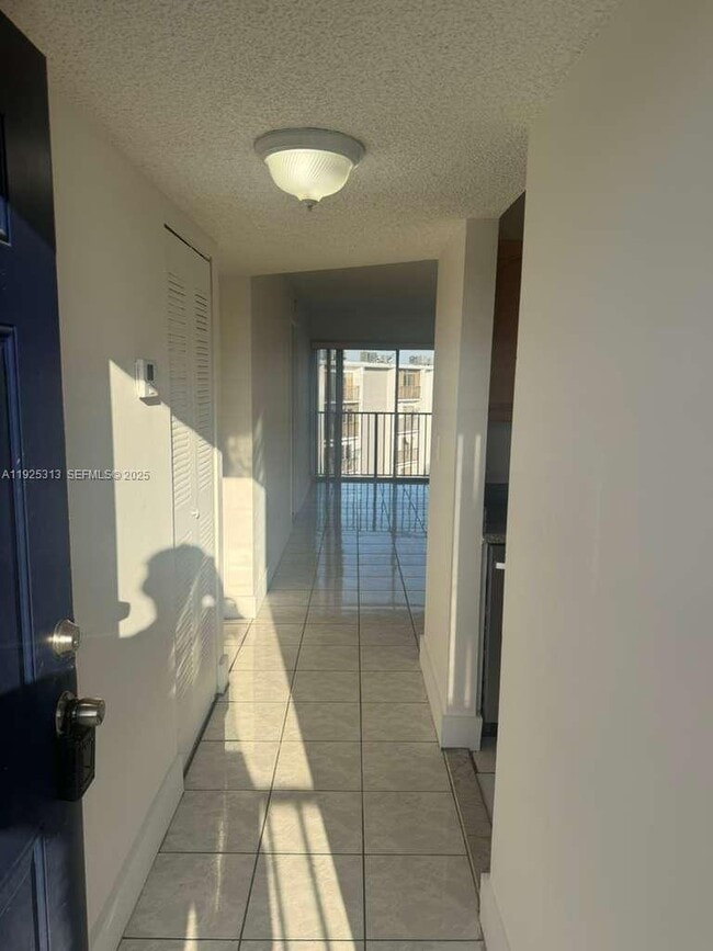 Foto del edificio - 8700 N Sherman Cir