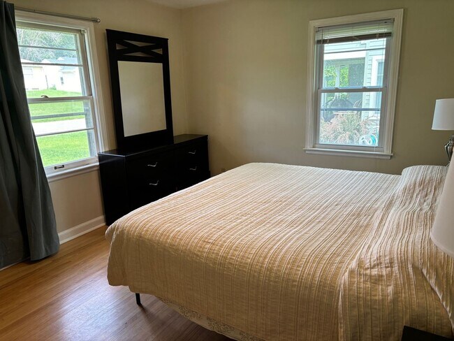 Foto del edificio - Charming Home in Prime Edina Location