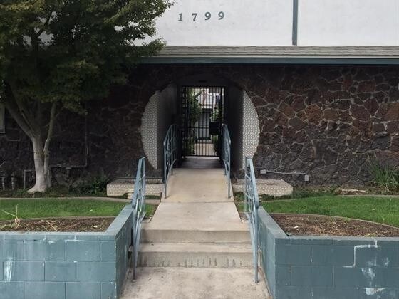 Building Photo - 1799 N Hollywood Way