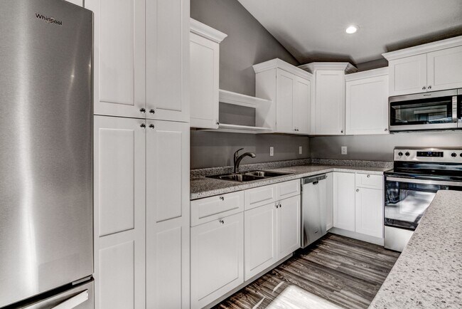 Building Photo - Like New 3 Bedroom Town Home