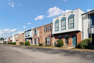 Building Photo - 7700 Creekbend Dr