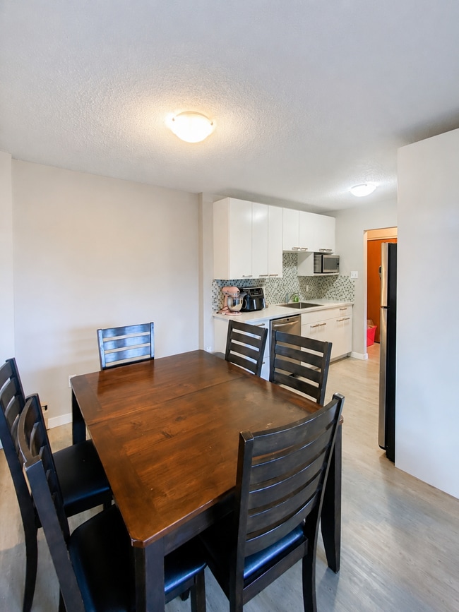 Building Photo - 2024-2035 35 Ave SW