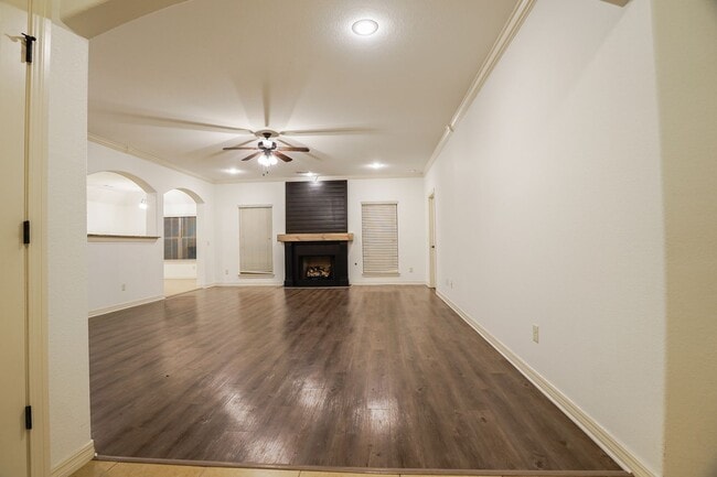 Building Photo - Amazing, beautifully updated 3 bedroom 2 b...