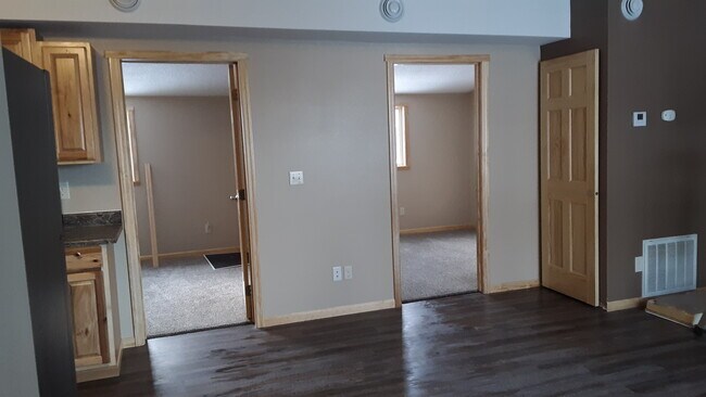 Building Photo - 105 S Evans Ave