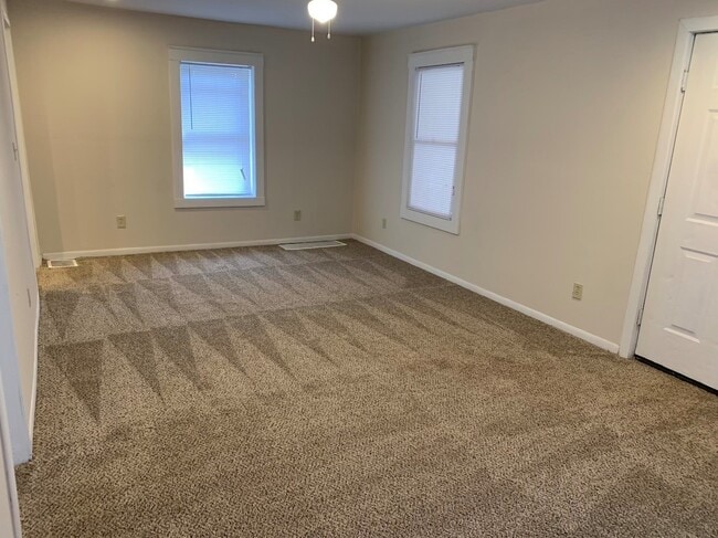 Building Photo - Updated and Spacious 2 Bedroom Home!