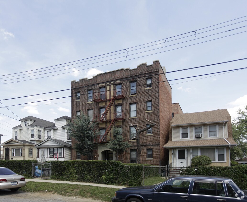 Foto principal - 91-21 195th St