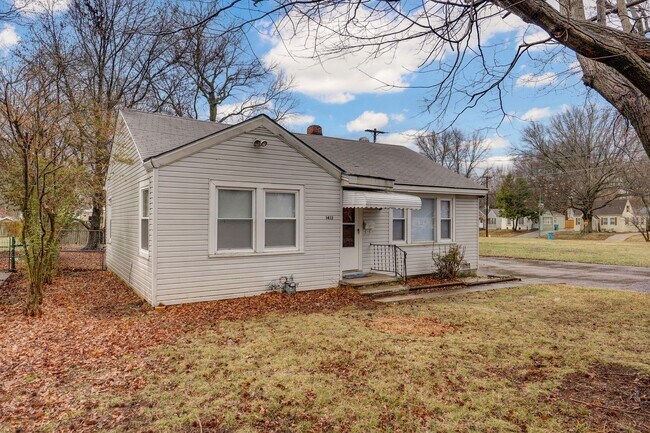 Foto del edificio - Charming 2 Bed | 1 Bath Home with Updated Interior