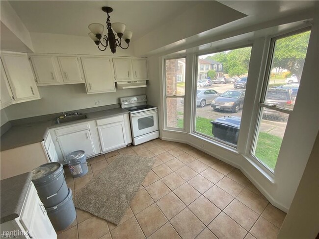 Building Photo - 3 br, 1.5 bath Townhome - 608 Chancery Sq