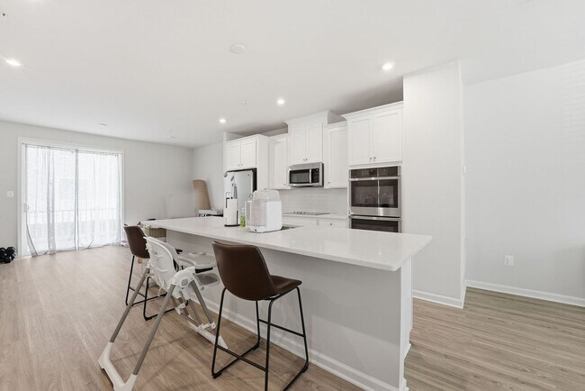Building Photo - 6066 Beake St