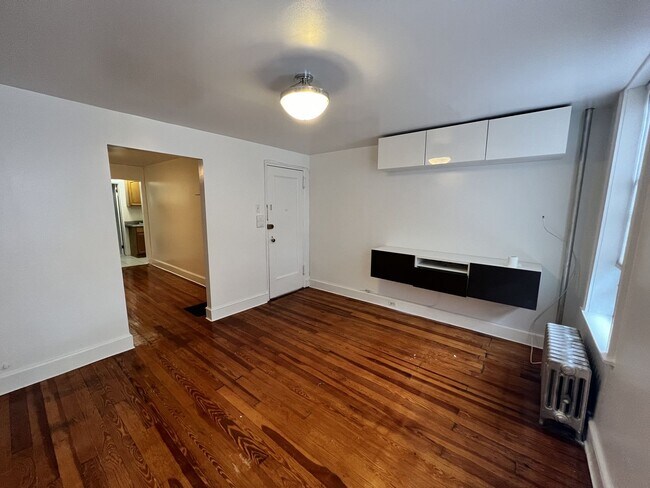 Building Photo - Convenient and Bright Jr. 1 Bed Room in Wo...