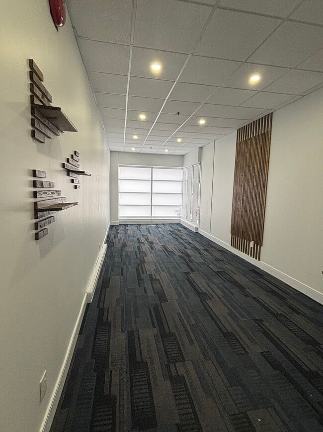 Photo du bâtiment - UPDATED COMMERCIAL UNIT - LOCATED DOWNTOWN SARNIA