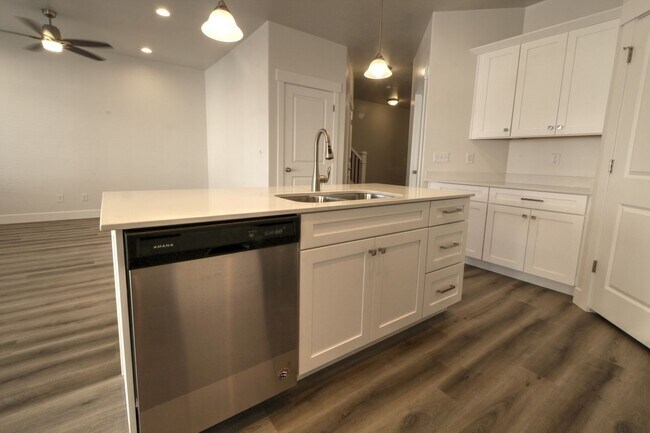 Foto del edificio - 4 Bedroom 3 Bathroom Townhome in Lehi!