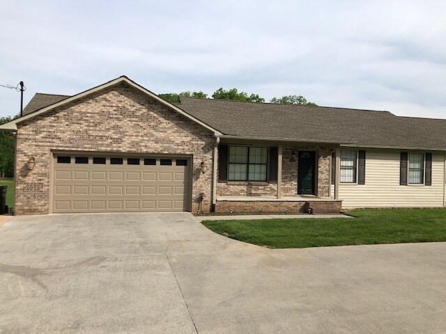 Foto principal - Large 4 Br, 3 Bath Duplex with full Basement