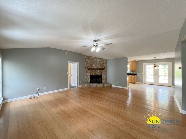 Foto del edificio - Spacious 3-Bedroom Retreat with New Kitchen Appliances!