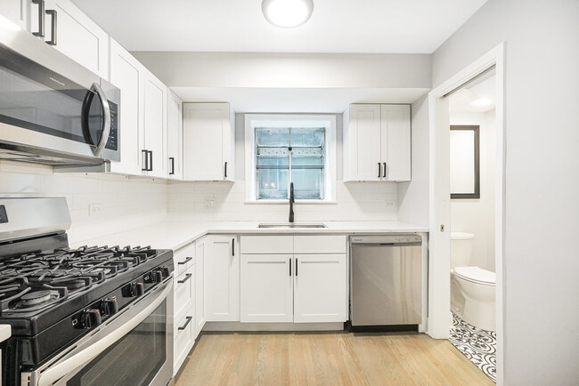 Building Photo - 1512 W Diversey Pky