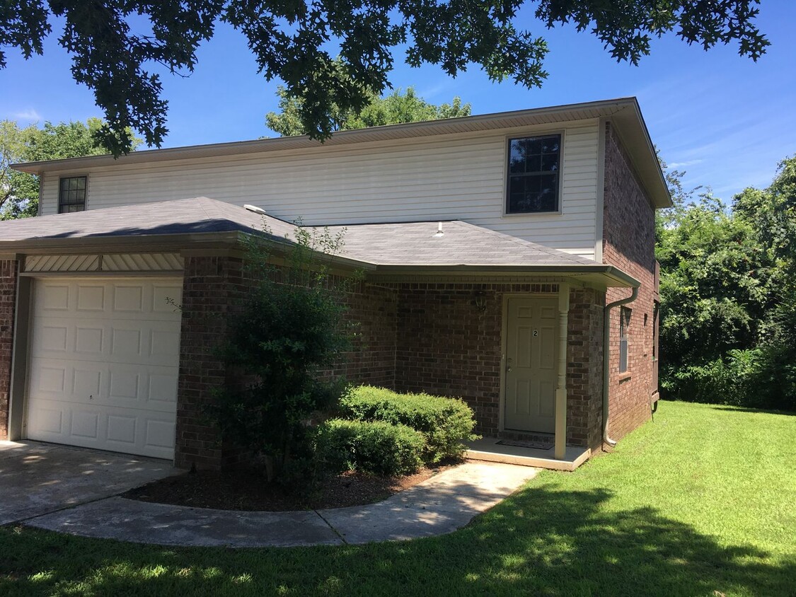 Foto principal - 407 Valley Dr