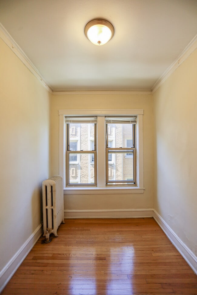 Building Photo - 1361 W Greenleaf Ave