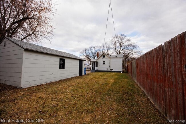 Building Photo - 8242 Maxwell Ave