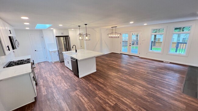 Building Photo - Beautiful Cherokee Bay Home - ONE YEAR LEASE