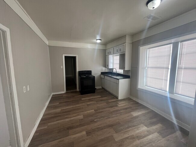 Building Photo - 1812 S Martin St