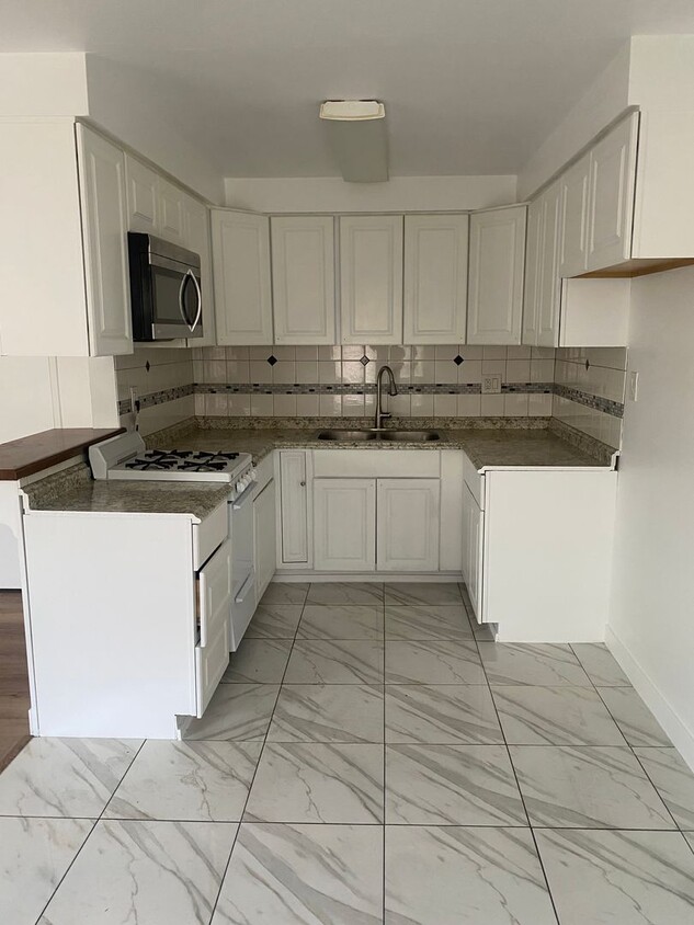Foto principal - 12554-12556 Brookshire Ave