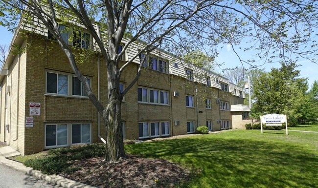 Building Photo - Twin Lakes