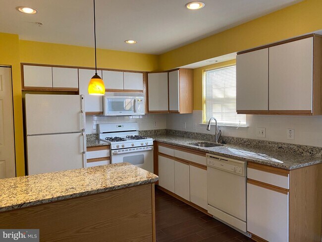 Foto del edificio - 7411 Goodland Dr