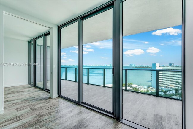 Foto del edificio - 650 NE 32nd St