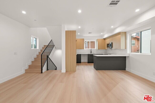 Foto del edificio - 913 N Hobart Blvd