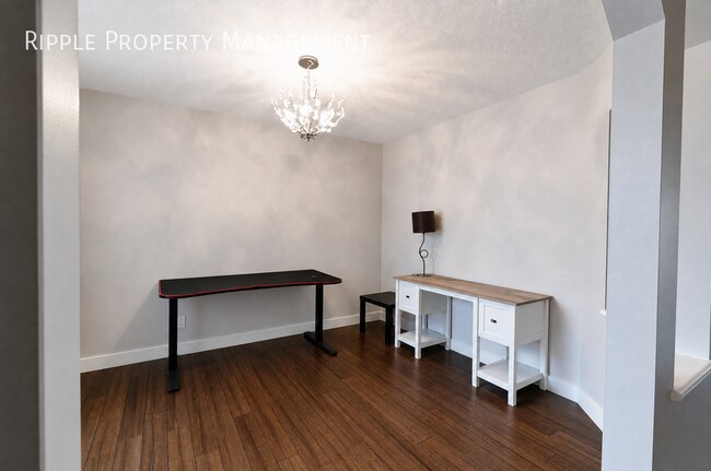 Photo du bâtiment - SPACIOUS 3-BED + DEN, 2.5-BATH HOUSE (UPPER) | PRIVATE BACKYARD | ATTACHED GARAGE