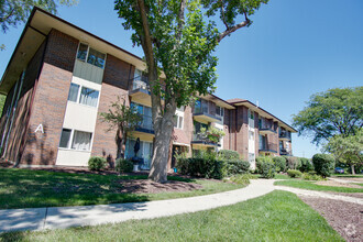Building Photo - 5S066 Pebblewood Ln
